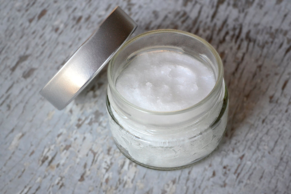 Producto cosmético natural en envase sobre fondo claro