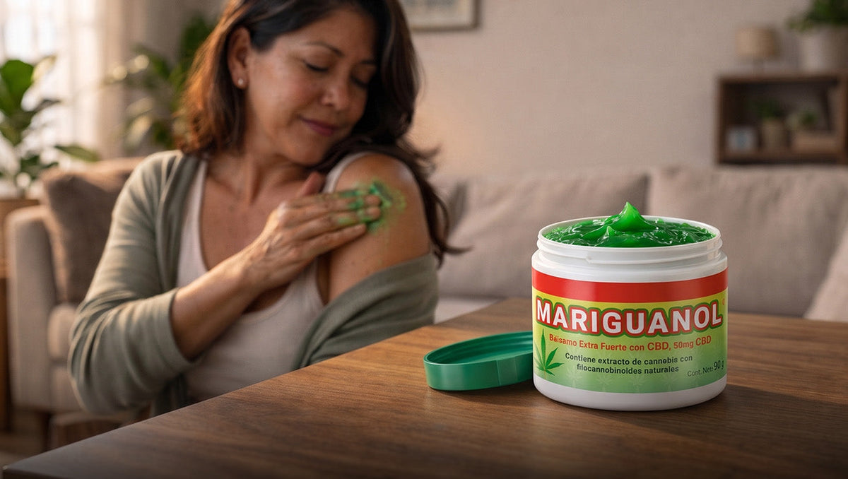Mujer aplicándose bálsamo Mariguanol en el hombro