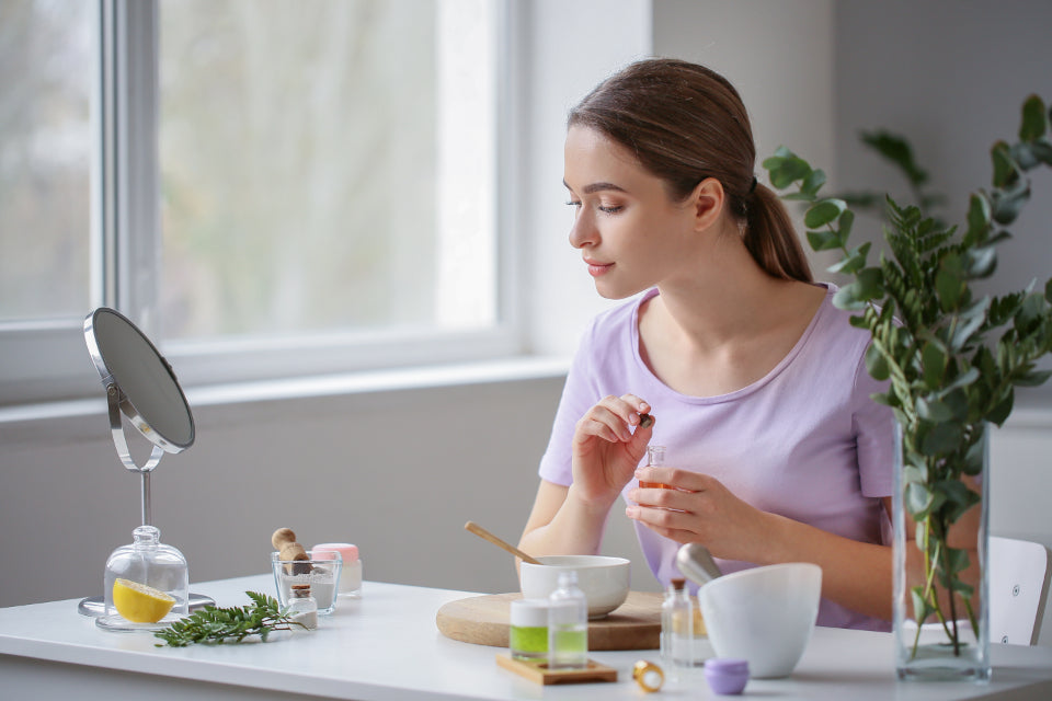 Productos de cosmética y cuidado de la piel sobre una superficie clara
