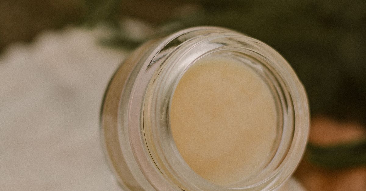 Frasco de bálsamo herbal de uso tópico