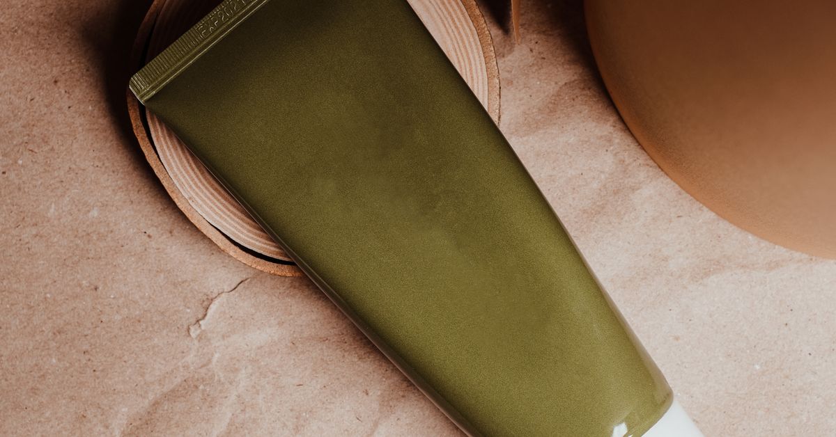 Crema verde de cuidado personal en frasco